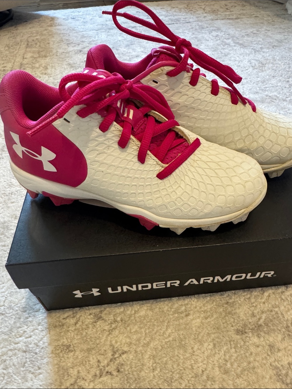 1.5Y Under Armour White and Hot Pink Girls Softball Cleats